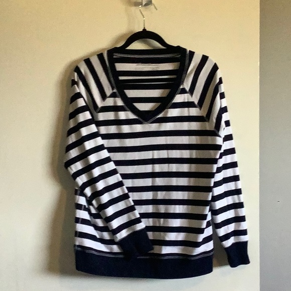 Eddie Bauer long sleeve v-neck sweatshirt - Picture 1 of 3